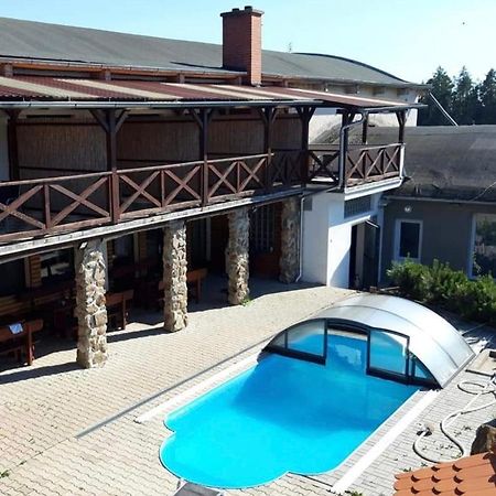 Q Ranch Hotel Bezdekov  Ngoại thất bức ảnh