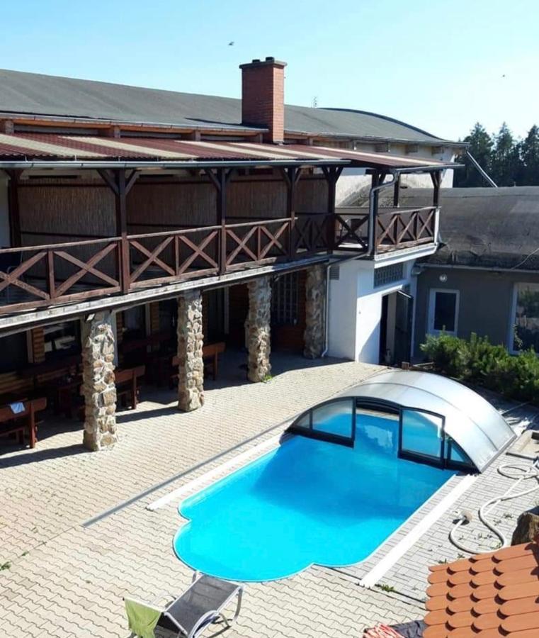 Q Ranch Hotel Bezdekov  Ngoại thất bức ảnh