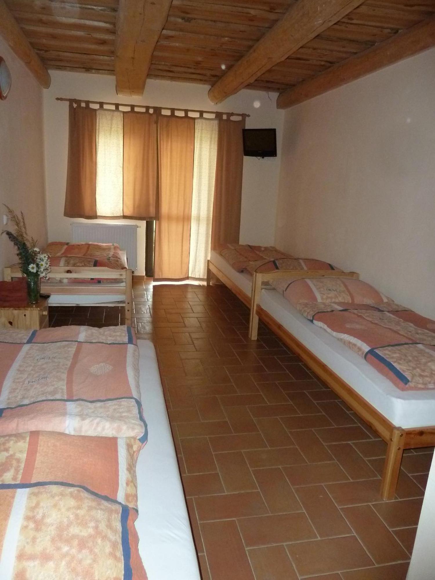 Q Ranch Hotel Bezdekov  Ngoại thất bức ảnh