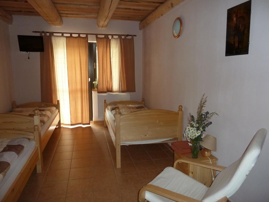 Q Ranch Hotel Bezdekov  Phòng bức ảnh